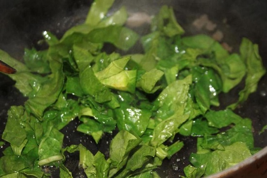 На сливочном масле пассеруем шпинат