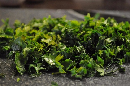 Промываем кинзу и укроп