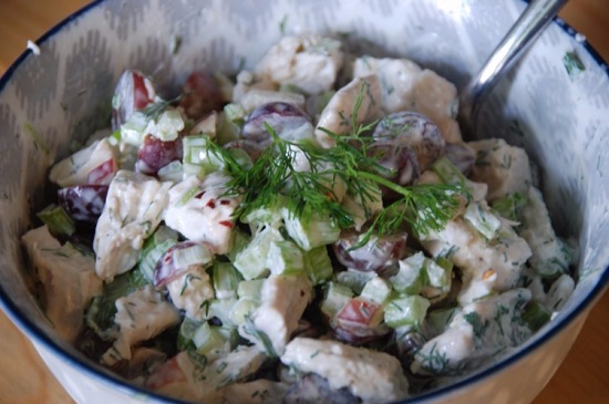 Салат с курицей и сельдереем, и яблоком