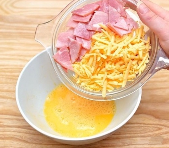 Добавляем в яичную массу сыр с беконом