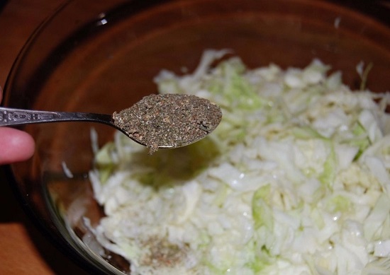 Добавляем смесь сушеных прованских трав