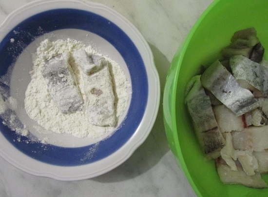 Каждый рыбный кусочек панируем