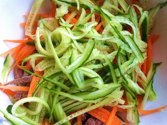 огурцы шинкуем