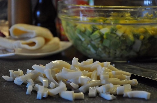 Остужаем мясо кальмаров и измельчаем