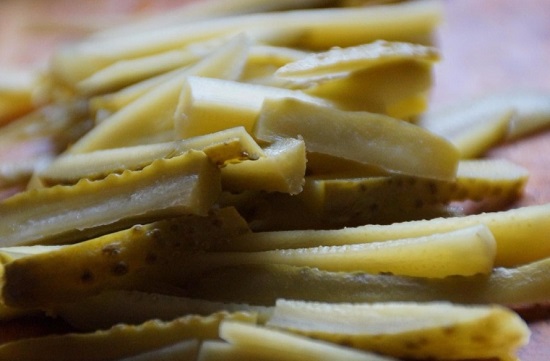 Нарезаем маринованные огурцы тоненькими полосками