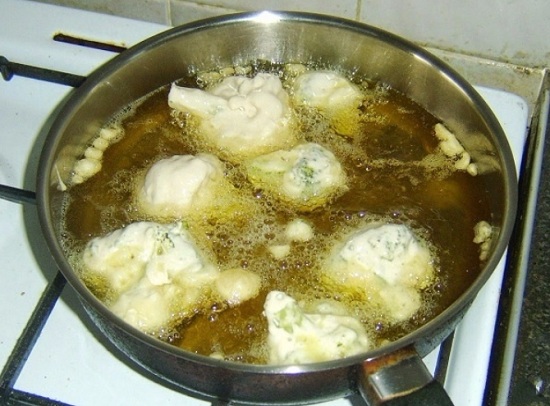 В сковороде прогреем масло