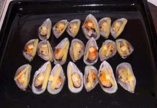 Добавим кусочки сыра в раковины