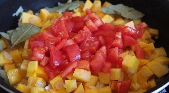 выкладываем измельченные томаты и листики лавра