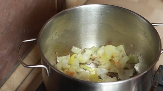 пассеруем лук до появления золотистой корочки