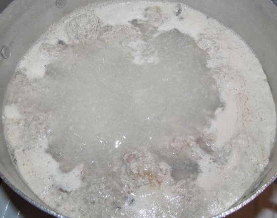 Провариваем фрикадельки буквально несколько минут