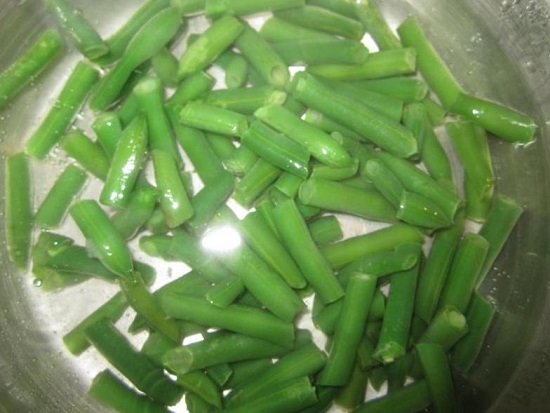 Выкладываем замороженную стручковую фасоль