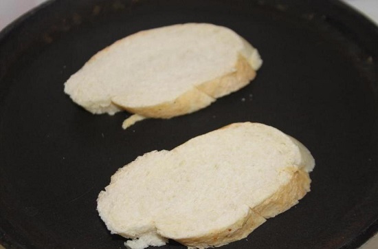 поджарим хлебные ломтики до появления золотистой корочки