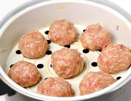 Лепим из фарша шарики