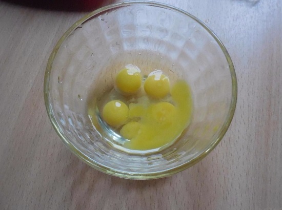 куриные или перепелиные яйца