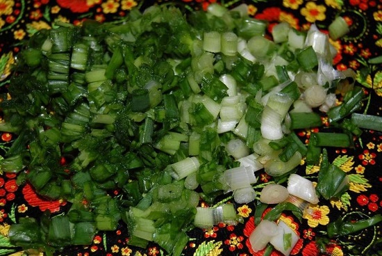 зеленый лук, укроп и петрушку мелко рубим