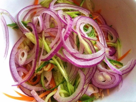 лук очищаем