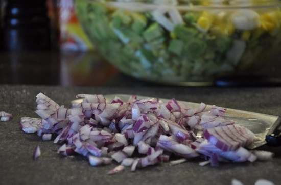 Салатный лук очищаем и мелко рубим