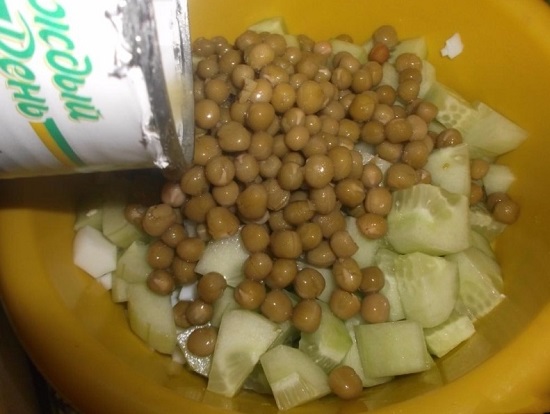 С консервированного горошка сцеживаем сок