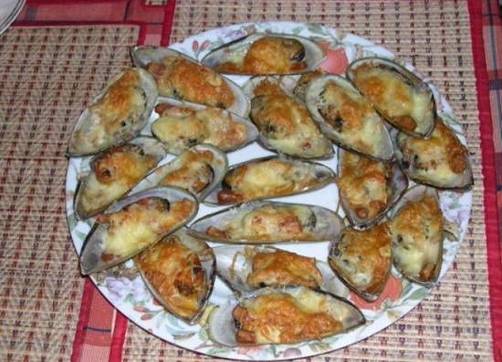 Мидии, запеченные с сыром в духовке