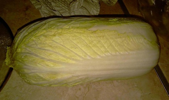Вилок пекинской капусты очищаем