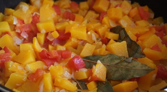 Выкладываем в кипящий бульон обжаренные овощи