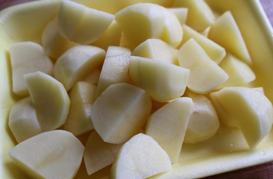 Картофель чистим, промываем и нарезаем 