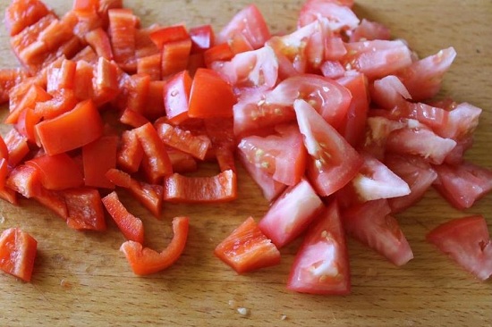 Мелко нарезаем помидоры