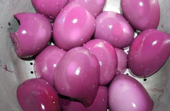 Сливаем свекольный сок, а белки перекладываем