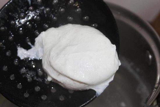 шумовкой вынимаем приготовленное яйцо из воды