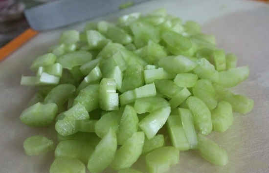 нашинкуем сельдерей кубиками