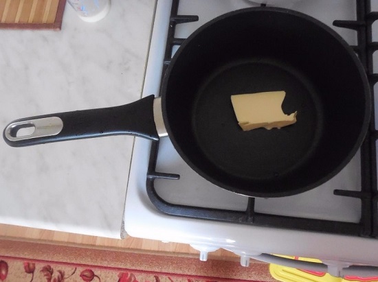 выкладываем мягкое сливочное масло