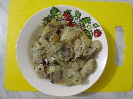 Жареную рыбку выкладываем в тарелку