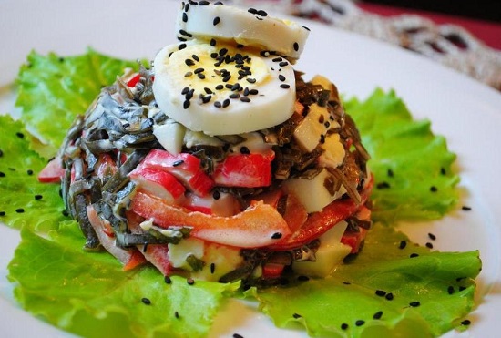 салат из морской капусты с яйцом