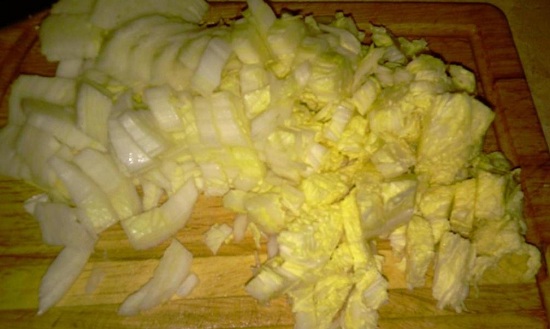 Шинкуем пекинскую капусту