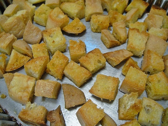 Хлеб нарежем небольшими кубиками