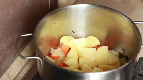 нарезаем картофель и добавляем его к обжаренным овощам