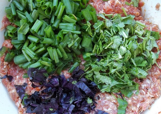 Промываем и обсушиваем зелень