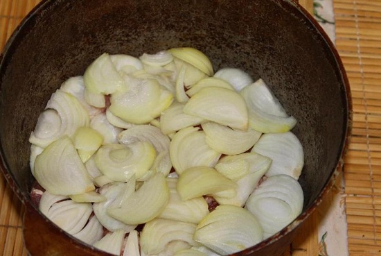 Выкладываем нашинкованный лук поверх свинины