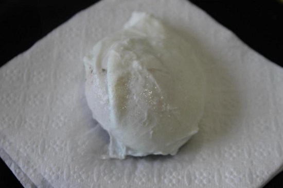 выложим сначала яйцо пашот на бумажное полотенце