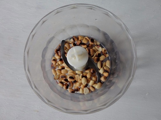измельчаем арахис в блендере
