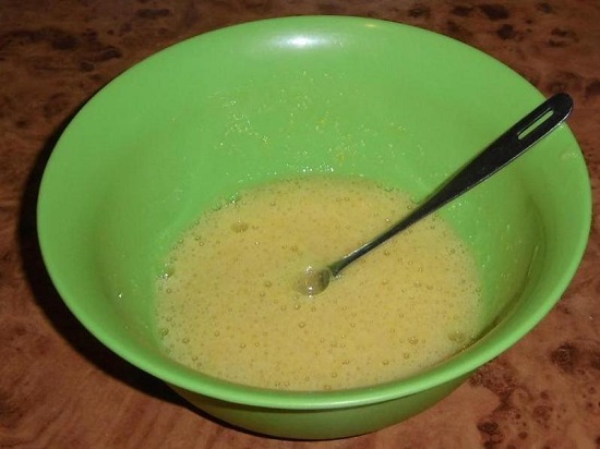 Миксером, ручным венчиком или блендером хорошенечко взбиваем