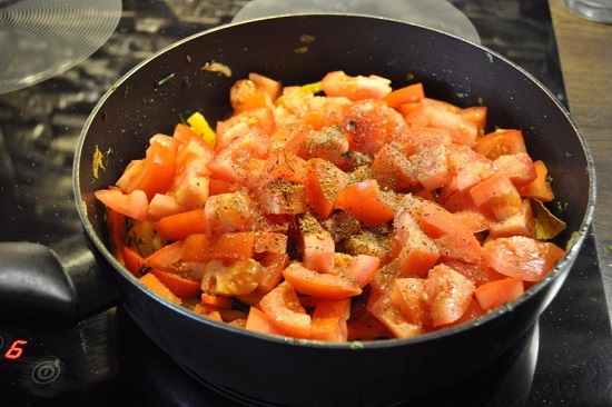 Добавляем красный и черный молотый перцы