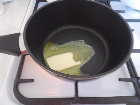 Растапливаем сливочное масло