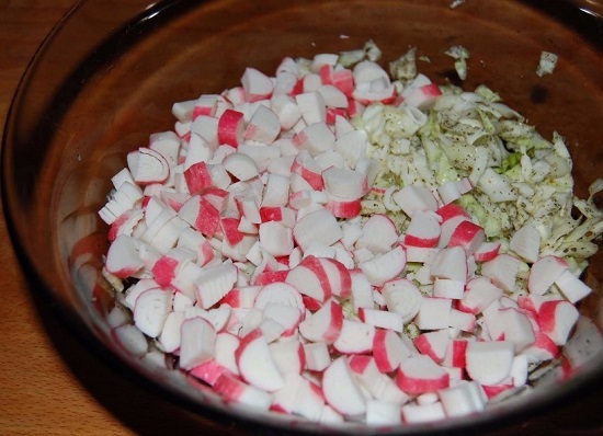  крабовые палочки в салатницу с капустой