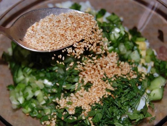Добавляем кунжутные семечки в салат