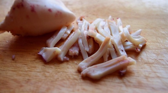 Остужаем, убираем излишки влаги и нарезаем