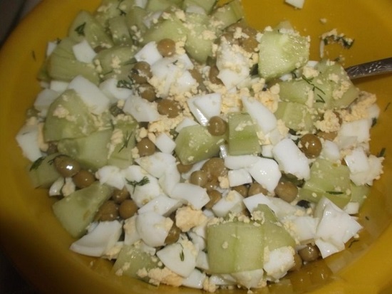 Перемешиваем все компоненты, приправляем солью