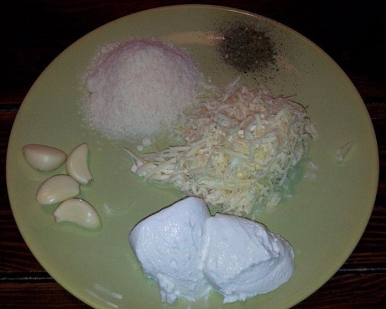 Сыр обоих сортов измельчим на терке