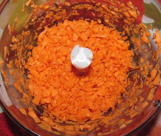 Морковь очищаем, промываем и измельчаем