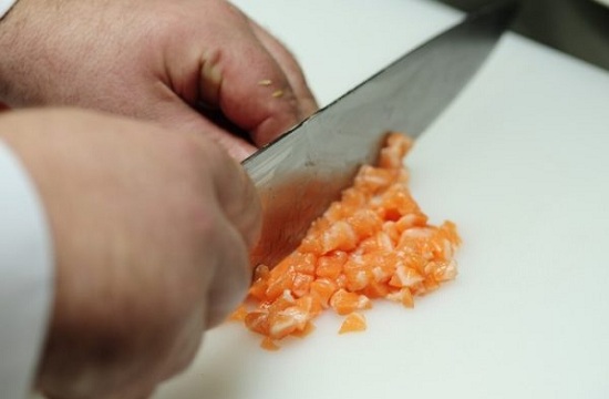 Промываем филе лосося, обсушиваем